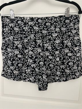 LOFT Black and White Floral Pleated Linen Blend Shorts with side pockets